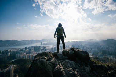 Turistler Hong Kong 'daki dağ yamacındaki manzaranın tadını çıkarıyorlar.