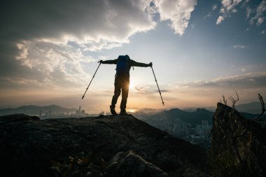 Başarılı sırt çantalı, Hong Kong 'daki uçurumun kenarındaki manzaranın tadını çıkar.