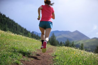 Yüksek rakımlı çayırlarda koşan bir patika koşucusu