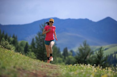 Yüksek rakımlı çayırlarda koşan bir patika koşucusu