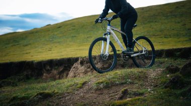 Çayırlık orman dağlarında dağ bisikleti sürmek  
