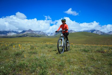 Yüksek rakımlı çayırlarda koşan bir patika koşucusu