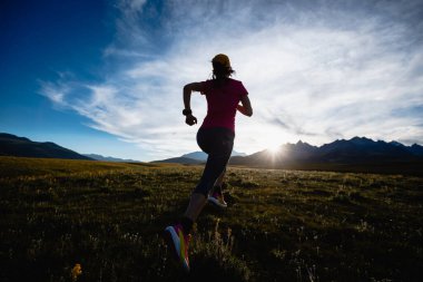 Yüksek rakımlı çayırlarda koşan bir patika koşucusu