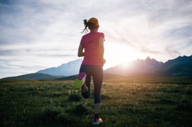 Yüksek rakımlı çayırlarda koşan bir patika koşucusu