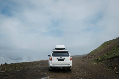 Sichuan, Çin - 13 Temmuz 2023, Toyota 'yı yüksek irtifa dağlarında yoldan çıkarmak