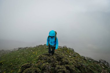 Dağın tepesinde gezen kadın.