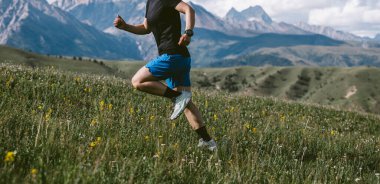Yüksek rakımlı çayırlarda koşan bir patika koşucusu