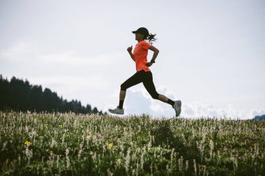 Yüksek rakımlı çayırlarda koşan bir patika koşucusu