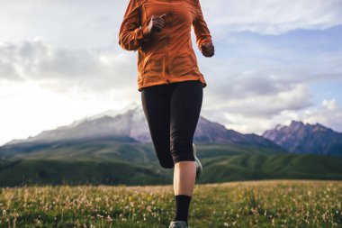 Yüksek rakımlı çayırlarda koşan bir patika koşucusu