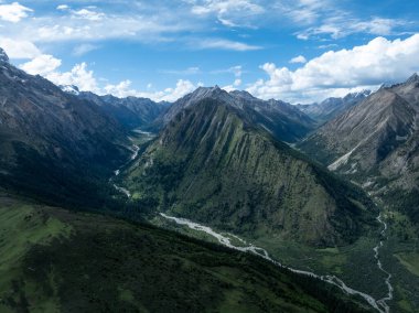 Çok güzel yüksek irtifa manzarası. Çin 'deki dağlar ve orman çayırları karla kaplı.
