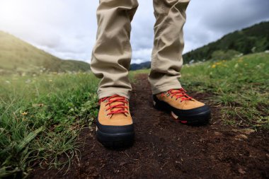 Otlak dağlarında yürüyüş yapan bir yürüyüşçü