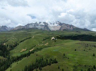 Çok güzel yüksek irtifa manzarası. Çin 'deki dağlar ve orman çayırları karla kaplı.