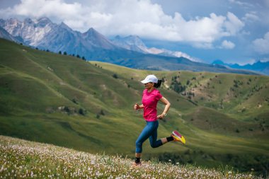 Yüksek rakımlı çayırlarda koşan bir patika koşucusu