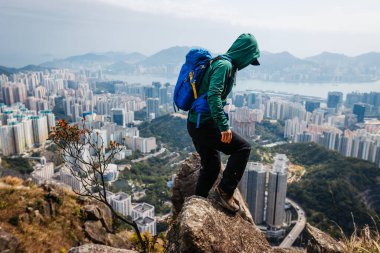 Hong Kong 'da dağ yamacına tırmanan bir gezgin.