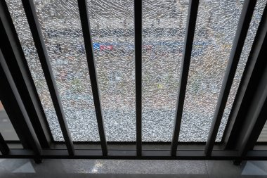 Modern dairenin kırık camları.