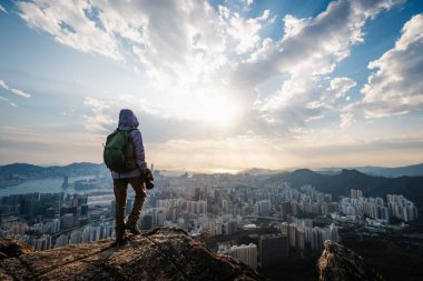 Monuntain uçurumunda Hong Kong 'un fotoğrafını çekiyorum.  