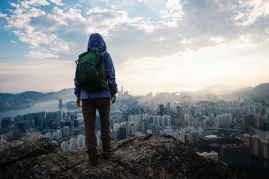 Hong Kong 'da dağ yamacında turist tepesi.