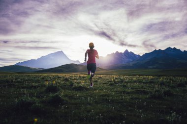 Yüksek rakımlı çayırlarda koşan bir koşucu.
