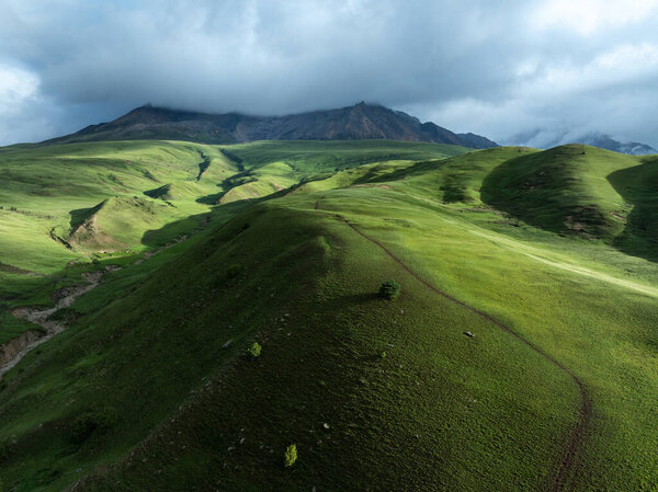 Вид с воздуха на красивые высокогорные пастбища и снежный горный ландшафт в Китае