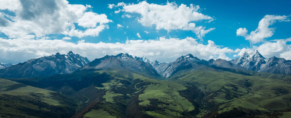 Вид с воздуха на красивые высокогорные снежные шапки и ландшафт лесных лугов в Китае