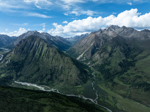 Вид с воздуха на красивый пейзаж террасы чайных культур в Китае