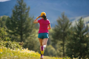 Yüksek rakımlı çayırlarda koşan bir patika koşucusu