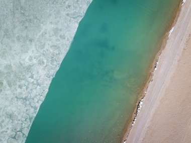 Tibet, Çin 'deki güzel donmuş göl manzarası