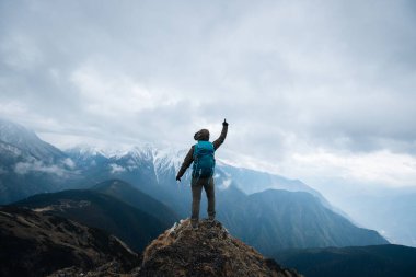 Başarılı kadın yürüyüşçü Tibet 'te dağın zirvesine tırmanıyor.