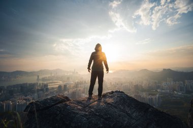 Turistler Hong Kong 'daki dağ yamacındaki manzaranın tadını çıkarıyorlar.