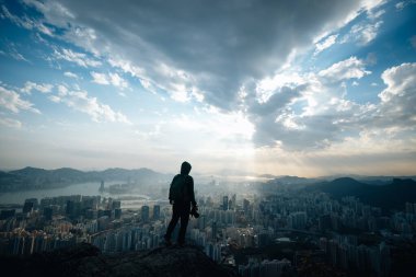 Monuntain uçurumunda Hong Kong 'un fotoğrafını çekiyorum.  
