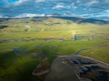 Litang, Çin 'de güzel kıvrımlı nehirler ve yeşil çayırlar