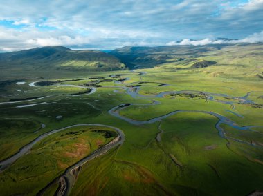 Litang, Çin 'de güzel kıvrımlı nehirler ve yeşil çayırlar