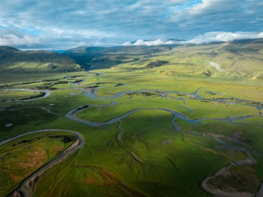 Litang, Çin 'de güzel kıvrımlı nehirler ve yeşil çayırlar