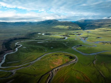 Litang, Çin 'de güzel kıvrımlı nehirler ve yeşil çayırlar