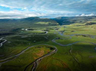 Litang, Çin 'de güzel kıvrımlı nehirler ve yeşil çayırlar