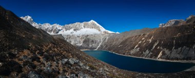Tibet, Çin 'deki güzel kar kaplı buzullu dağ ve göl manzarası