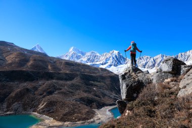 Yüksek irtifada başarılı bir kadın yürüyüşçü.