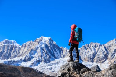 Yüksek irtifada başarılı bir kadın yürüyüşçü.