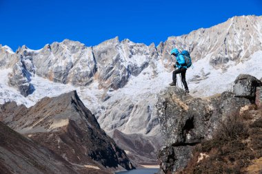 Yüksek irtifada başarılı bir kadın yürüyüşçü.