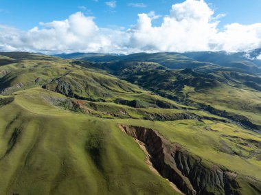 Litang County, Çin 'de güzel yeşil çayırlar ve bulutlu gökyüzü