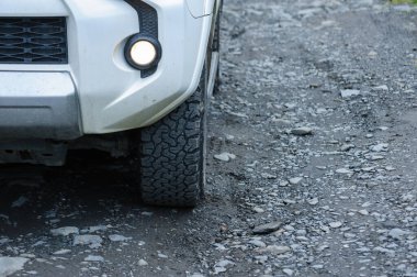 Yüksek rakımlı orman dağlarında çalışan off-road arabası.