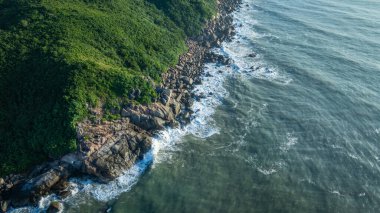 Mavi deniz ve kayalık kıyı dağının havadan görünüşü