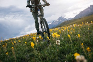 Güzel dağlarda dağ bisikleti sürmek