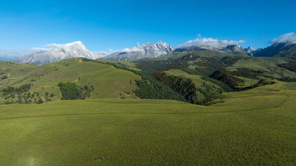 Вид с воздуха на красивые высокогорные пастбища и лесной пейзаж Китая