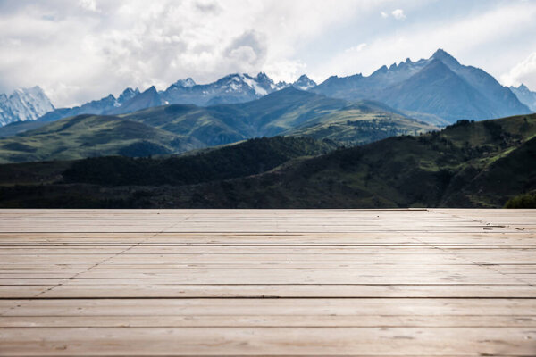 Вид с воздуха на красивые высокогорные снежные шапки и ландшафт лесных лугов в Китае