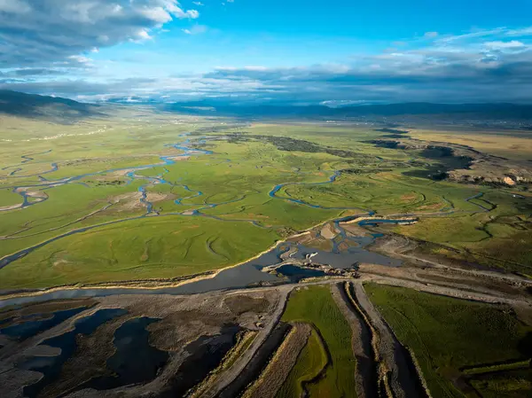 Litang, Çin 'de güzel kıvrımlı nehirler ve yeşil çayırlar