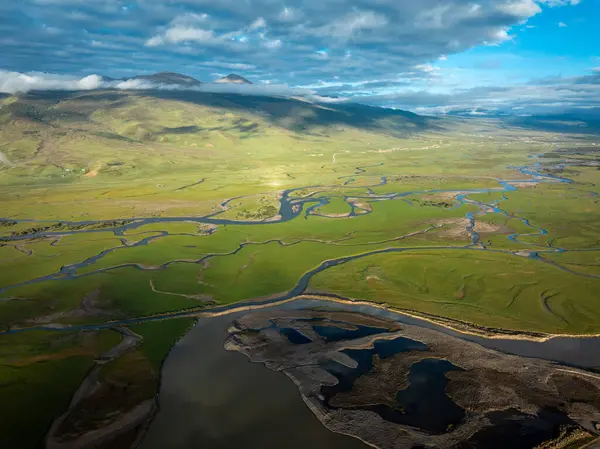 Litang, Çin 'de güzel kıvrımlı nehirler ve yeşil çayırlar