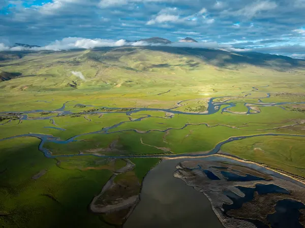 Litang, Çin 'de güzel kıvrımlı nehirler ve yeşil çayırlar