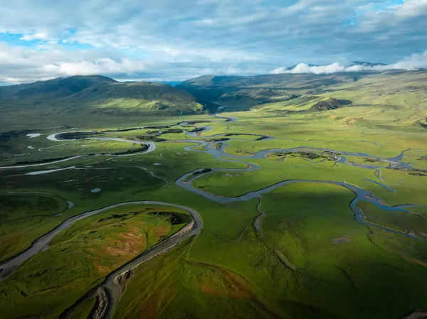 Litang, Çin 'de güzel kıvrımlı nehirler ve yeşil çayırlar