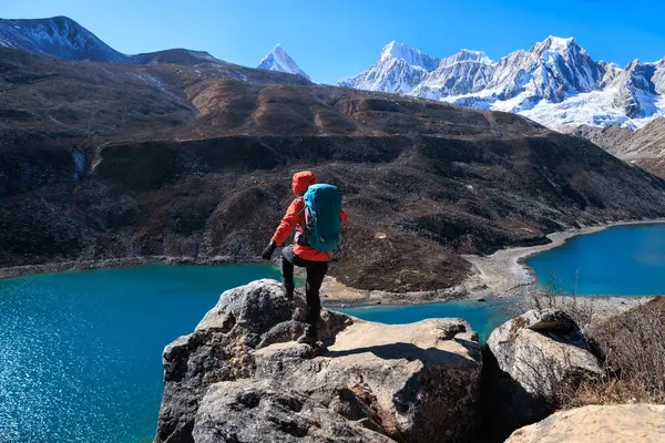 Yüksek irtifada başarılı bir kadın yürüyüşçü.